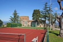 Private tennis court at Villa Arianna