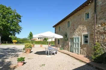 San Donato, 3 apartments with pool just 500m from village centre