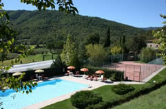 Swimming pool and tennis court at Casale Aiola, Tuscany