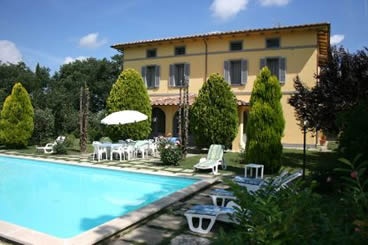 Poggio Falcone, villa with private pool, slps 16 overlooking Lake Chiusi