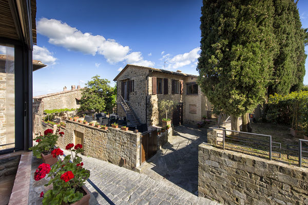 Villa Piazza della Fortezza, sleeps 6, private pool, in centre of Montalcino