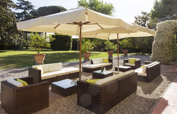 Outdoor lounge villa ravano pisa
