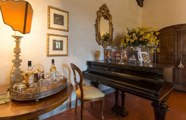 Villa Cevoli: Functioning piano and whisky bar