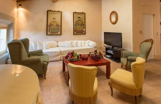 Villa Cevoli TV area
