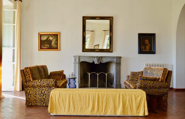 Grand living room detail