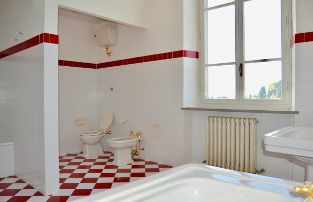 Ensuite bathroom (family suite)