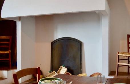 Working fireplace in kitchen