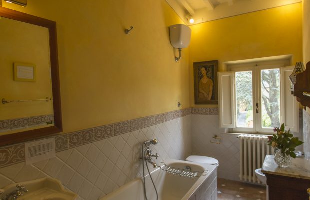 Villa La Cittadella: Shared bathroom for Blue Triple and Green Double bedrooms