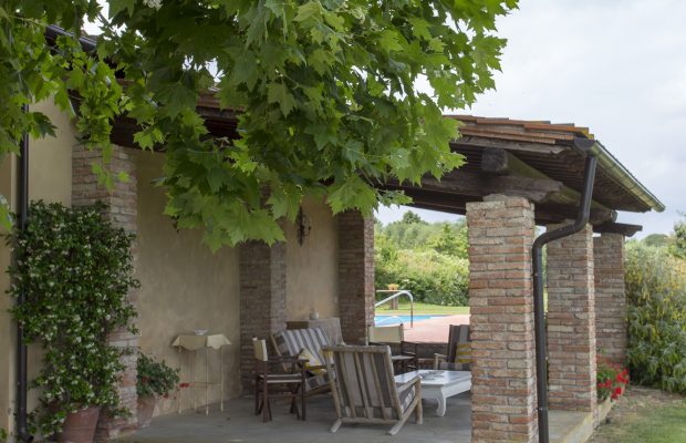 Villa La Cittadella: Covered poolside lounge area