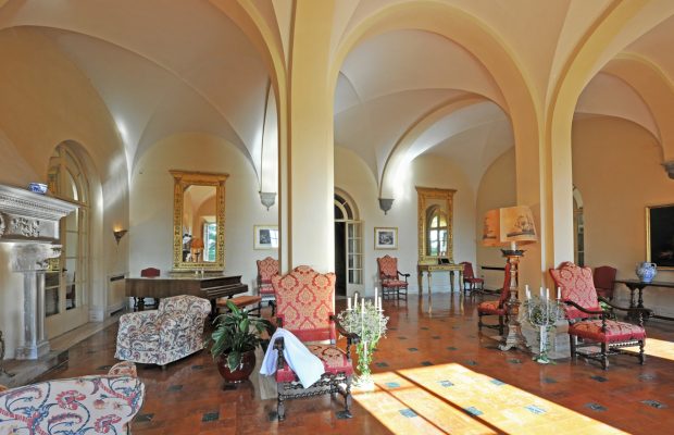 Villa Lungomonte: grand entrance hall with superb vaulted ceilings