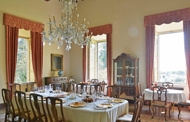 Villa Lungomonte: elegant indoor dining