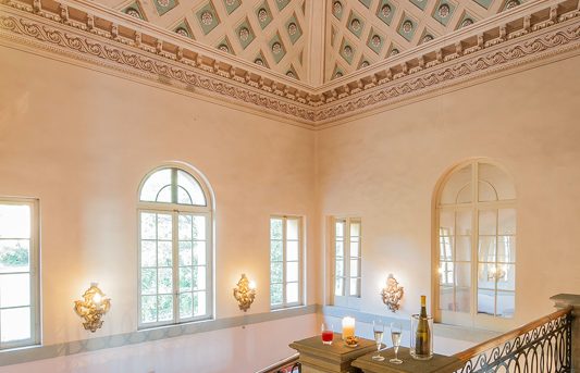 Villa Lungomonte: highly-decorated ceiling