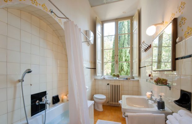 Villa Lungomonte: bathroom with bath