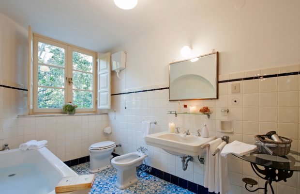 Villa Lungomonte: another of the bathrooms