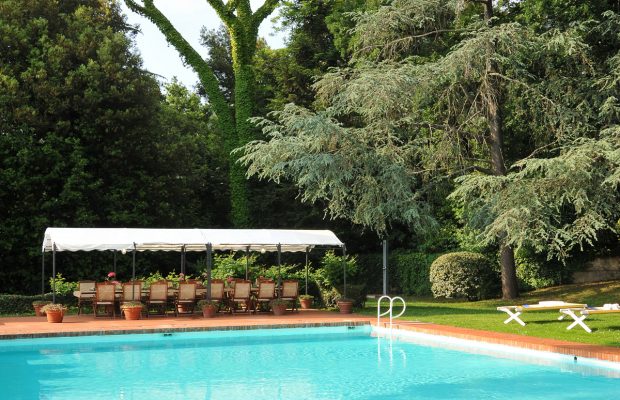 Villa Lungomonte: the pool is surrounded by hedges and shady trees