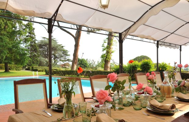 Villa Lungomonte: wonderful dining area by the pool