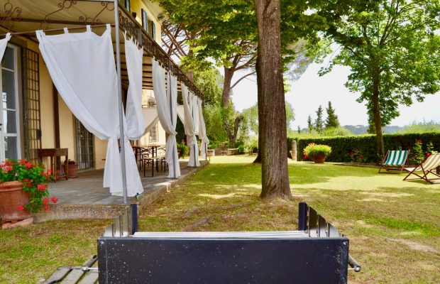 Villa Guardavalle: Patio & BBQ for outdoor meals