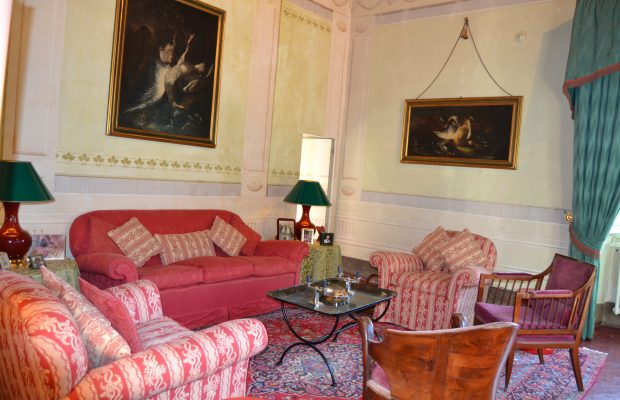 Villa Studiati - Red Living Room