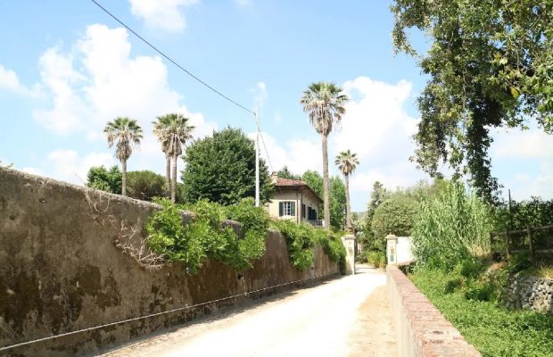 Private driveway to Villa