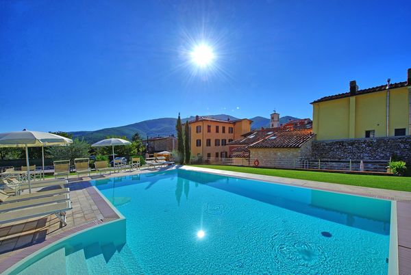 Flavia, between Pisa & Lucca, sleeps 30